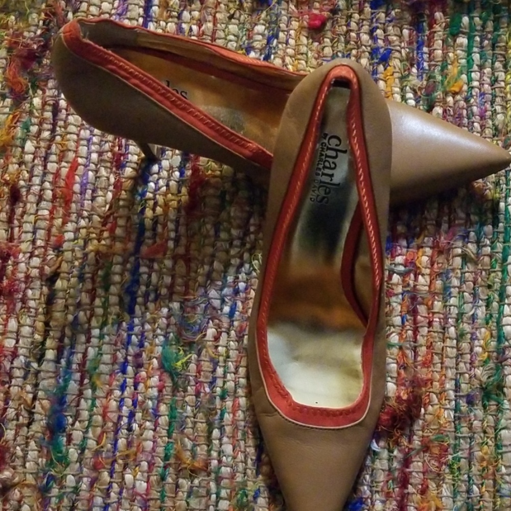 Charles David caramel leather pumps